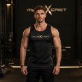 Modelo atlético con tank top negro y dorado