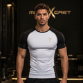 Modelo atlético con camiseta de compresión deportiva negra blanca y dorada